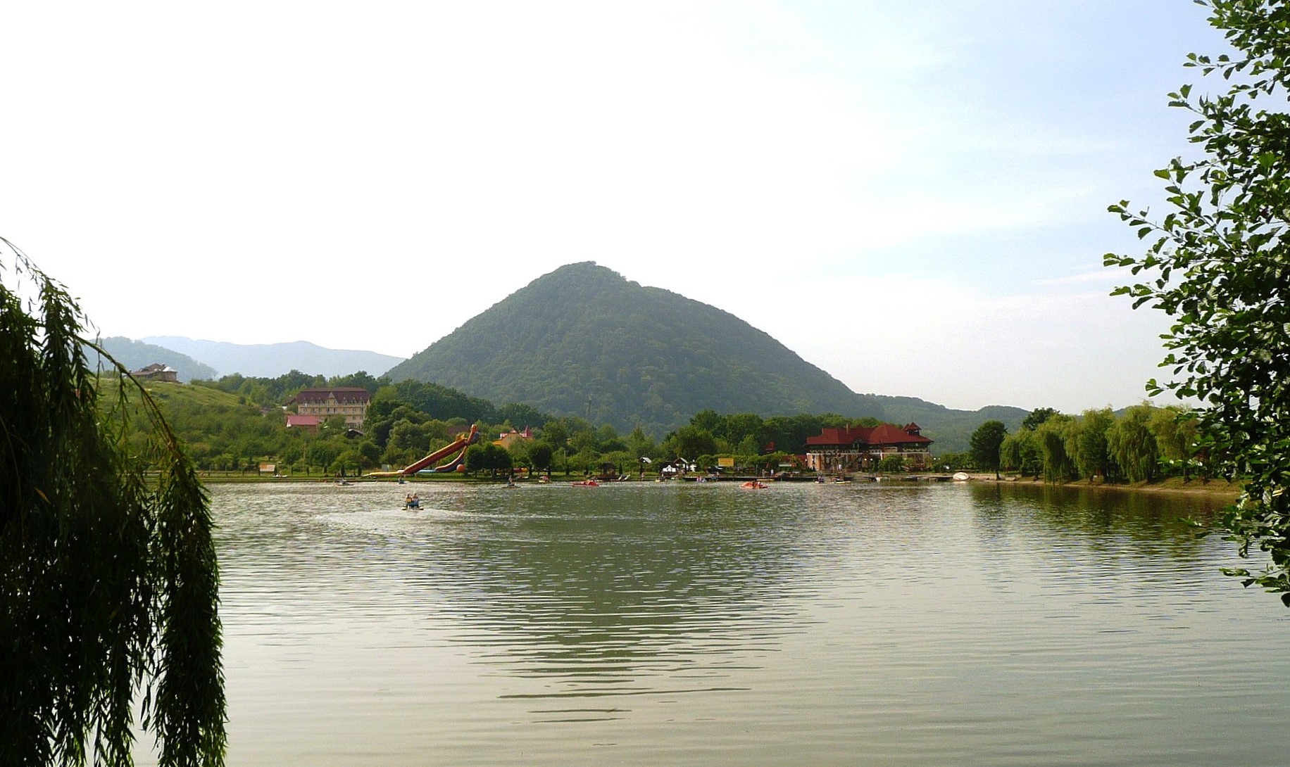 Літні мандри. 5 кращих озер Закарпаття для безпечного відпочинку з дітьми